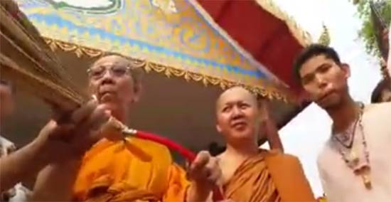 คนนับหมื่นไหว้หลวงพ่อเปิ่น เจ้าของลายสักเสือเผ่น จนต้องใช้สายยางฉีดน้ำมนต์