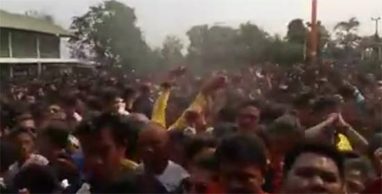 คนนับหมื่นไหว้หลวงพ่อเปิ่น เจ้าของลายสักเสือเผ่น จนต้องใช้สายยางฉีดน้ำมนต์