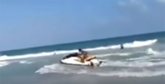 หนุ่มควบเจ็ทสกี ฝ่าคลื่นยักษ์ลมแรง ช่วยชีวิต 3 นักท่องเที่ยว