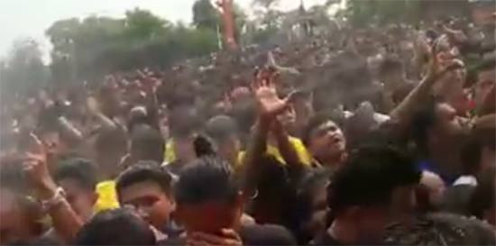 คนนับหมื่นไหว้หลวงพ่อเปิ่น เจ้าของลายสักเสือเผ่น จนต้องใช้สายยางฉีดน้ำมนต์