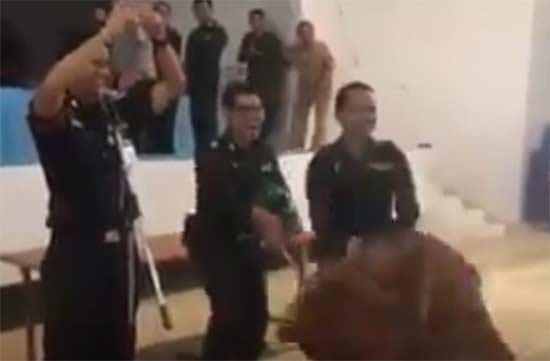 วินาทีพระร่วง ! หลวงพี่เข่าทรุดลมแทบจับ จับได้ใบแดงเกณฑ์ทหาร