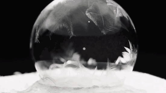 ชมคลิปฟองสบู่กลายเป็นฟองน้ำแข็งที่อากาศ -15 องศา งามน่าทึ่ง