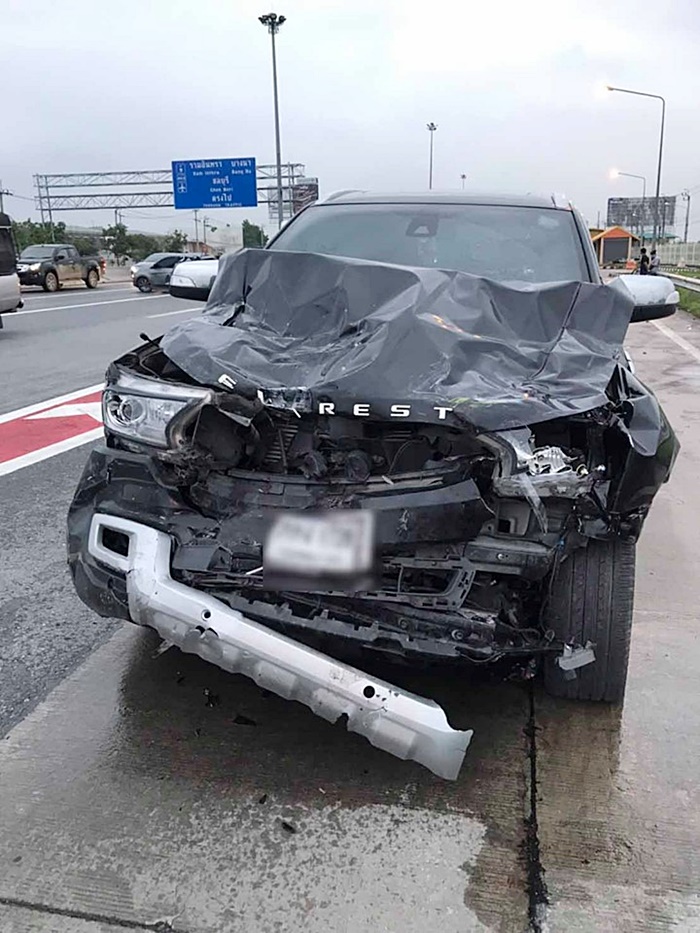 ฟอร์ดแซงซ้ายอัดท้ายเก๋ง 