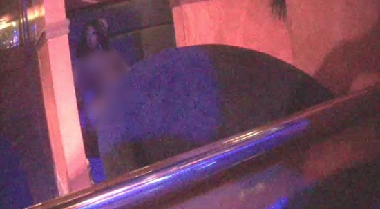 ปูดภาพหลุดสาวนักเต้นเปลือยอกให้ชายลูบคลำในผับ สั่งสอบแล้ว