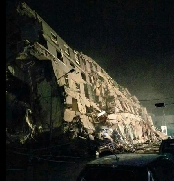 ประมวลภาพ-คลิปแผ่นดินไหว 6.4 เขย่าไต้หวัน โศกนาฏกรรมรับตรุษจีน