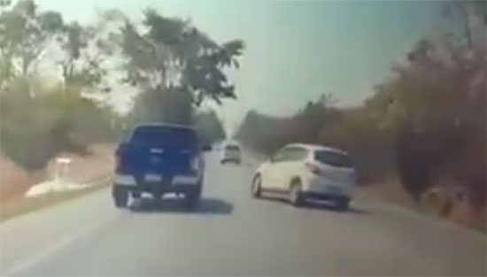 คลิปเก๋งซิ่ง VS กระบะ ชนกันพังยับ แจงไม่ได้แข่ง แต่คันเร่งค้าง