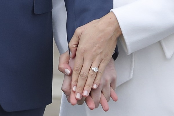 เจ้าชายแฮร์รี่ จูงมือ เมแกน มาร์เคิล ปรากฏตัวต่อหน้าสื่อ 