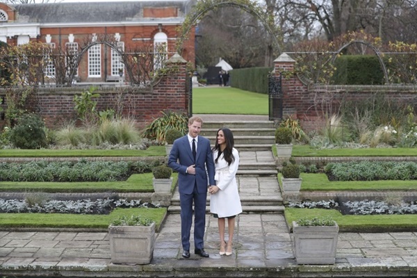 เจ้าชายแฮร์รี่ จูงมือ เมแกน มาร์เคิล ปรากฏตัวต่อหน้าสื่อ 