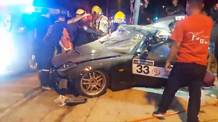 รถชนต้นไม้