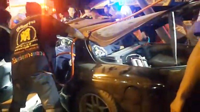 รถชนต้นไม้