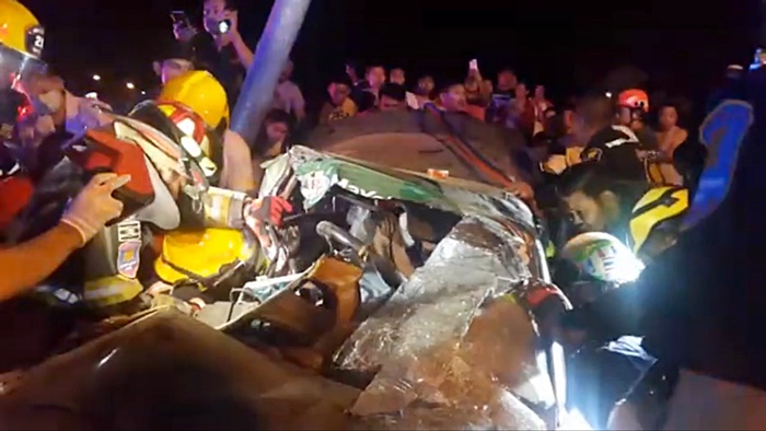 รถชนต้นไม้