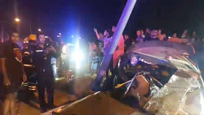 รถชนต้นไม้