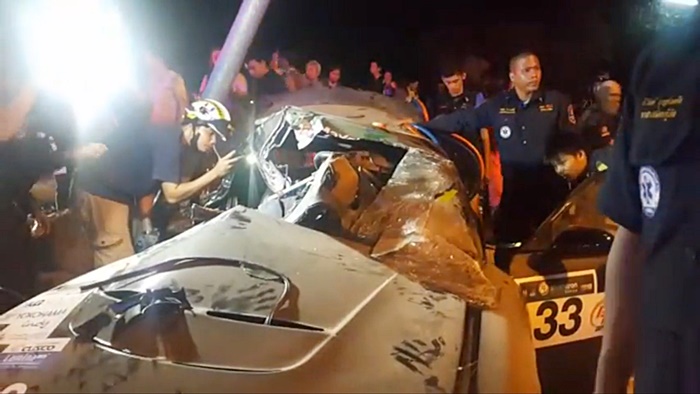 รถชนต้นไม้