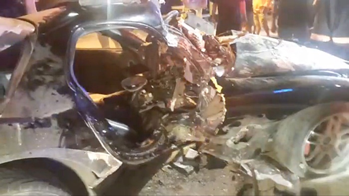 รถชนต้นไม้