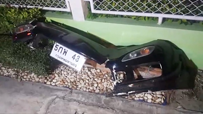 รถชนต้นไม้