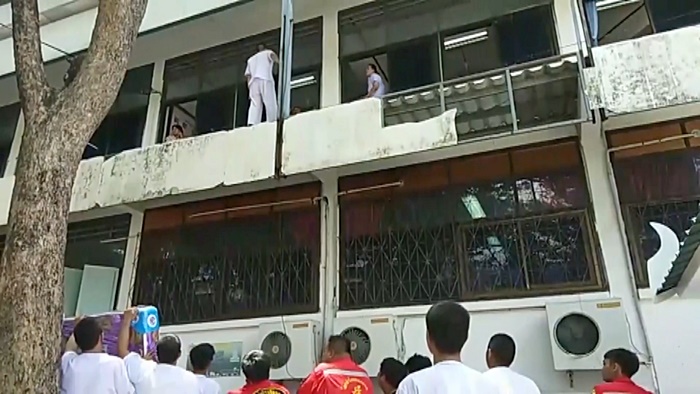 กระโดดตึกฆ่าตัวตาย