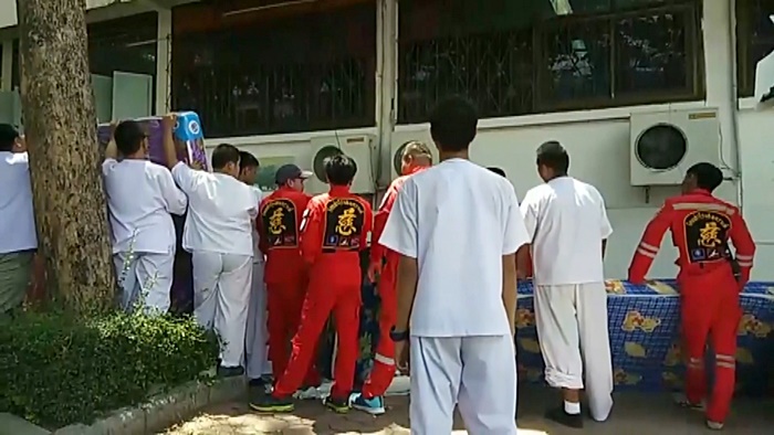 กระโดดตึกฆ่าตัวตาย