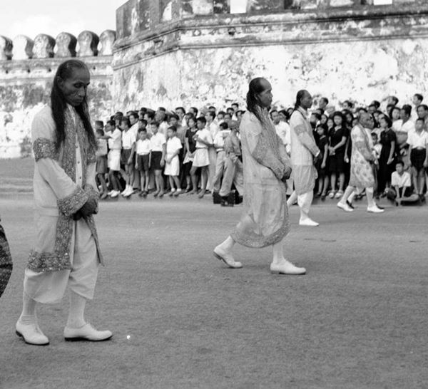 ภาพหาชมยาก พราหมณ์สยายผม ในริ้วขบวนอัญเชิญพระบรมศพ พระบาทสมเด็จพระปรเมนทรมหาอานันทมหิดล รัชกาลที่ 8 