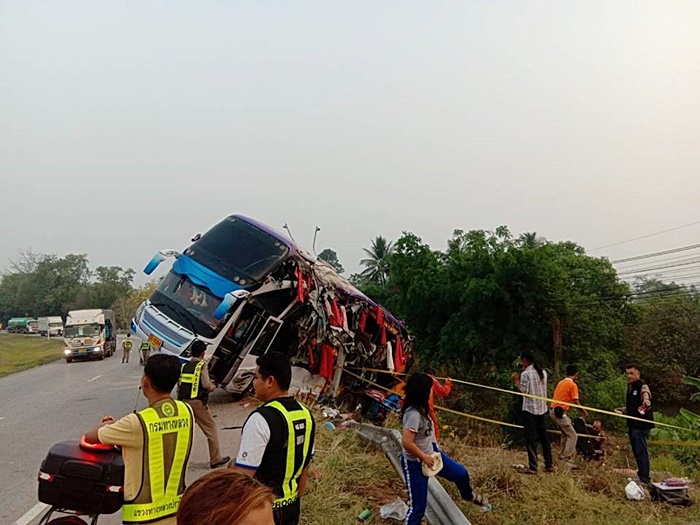 รถบัสทัศนศึกษาแหกโค้ง สังเวย 1 ศพ 