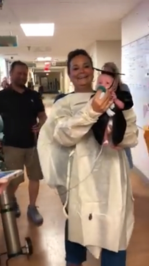 ทารกสวมชุดครุย หลังคลอดก่อนกำหนด