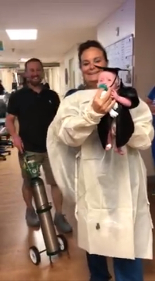 ทารกสวมชุดครุย หลังคลอดก่อนกำหนด