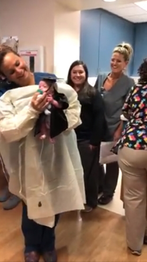 ทารกสวมชุดครุย หลังคลอดก่อนกำหนด