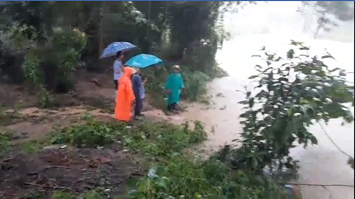 น้ำป่าซัดสะพาน