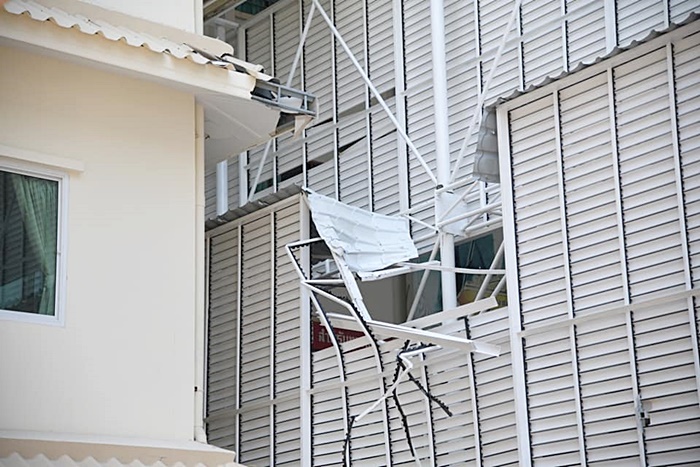 เครนร่วงทับหลังคา