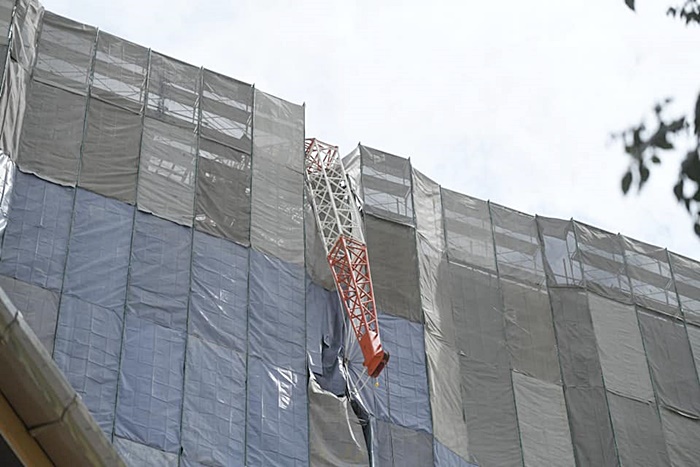 เครนร่วงทับหลังคา