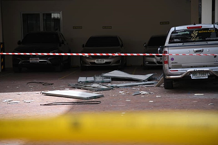 เครนร่วงทับหลังคา