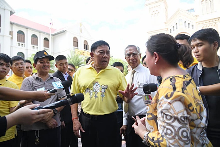 เครนร่วงทับหลังคา