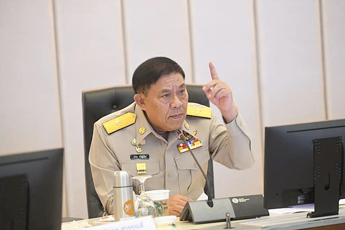 เครนร่วงทับหลังคา