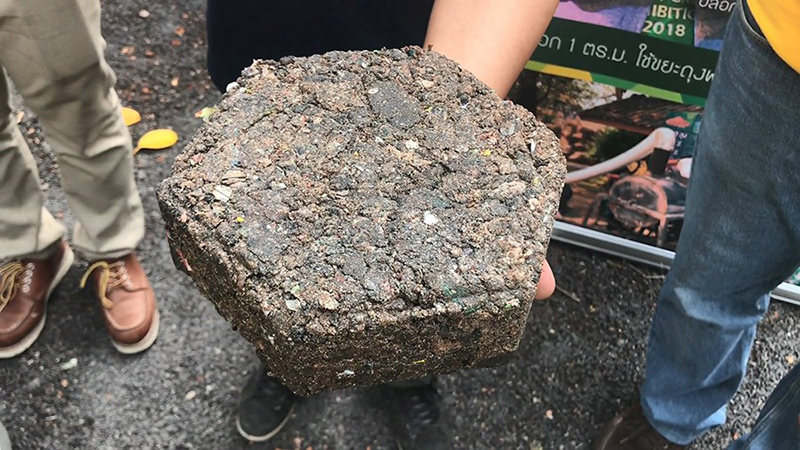 บล็อกปูถนนจากถุงพลาสติก