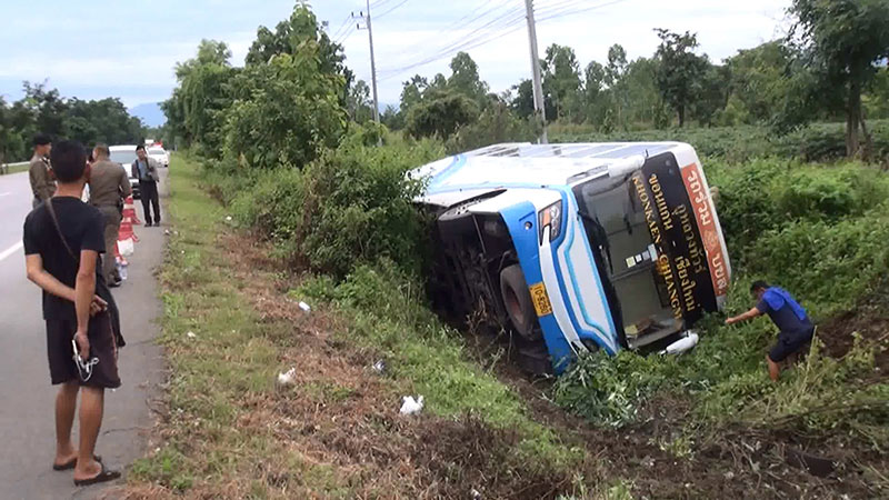 รถทัวร์ไหลลงเขา