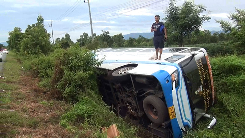 รถทัวร์ไหลลงเขา