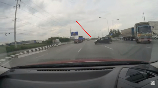 หนุ่มตั้งกระทู้ชวนอึ้ง เจอขับรถเบียดยังมีหน้ามาถาม 