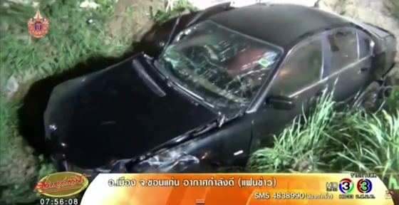 หนุ่มเมาซิ่ง BMW แข่งกระบะ เสียหลักชนรถพยาบาล เจ็บระนาว