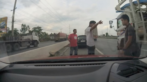 หนุ่มตั้งกระทู้ชวนอึ้ง เจอขับรถเบียดยังมีหน้ามาถาม 