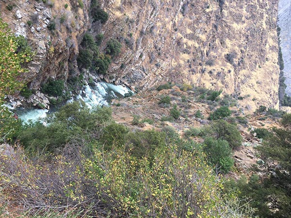 นักศึกษาขับรถตกเหว