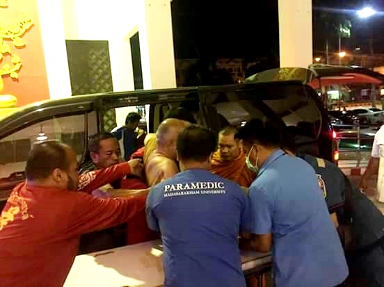 รถตู้หลวงพ่ออลงกต วัดพระบาทน้ำพุ ประสานงาเข้ากับรถกระบะ  