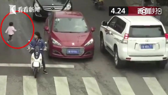 แม่เผลอปล่อยลูกสาววัย 2 ขวบเดินออกถนน