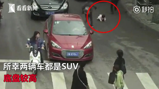 แม่เผลอปล่อยลูกสาววัย 2 ขวบเดินออกถนน