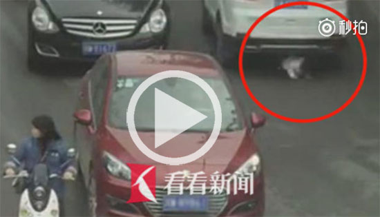 แม่เผลอปล่อยลูกสาววัย 2 ขวบเดินออกถนน