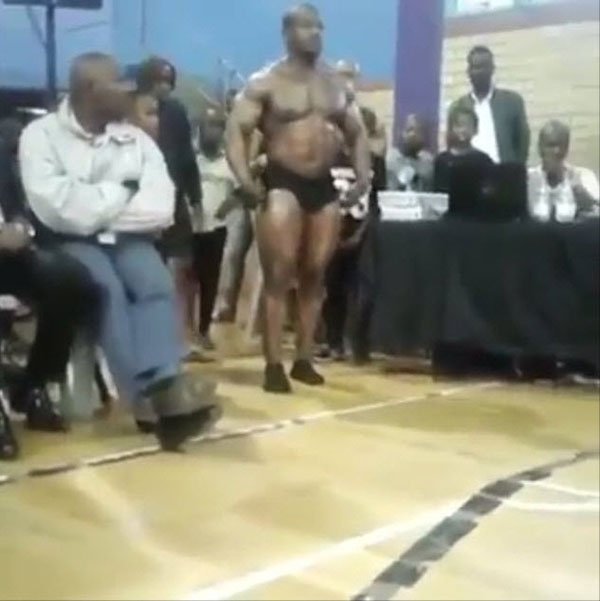 แชมป์นักเพาะกายโชว์ตีลังกากลับหลัง แต่พลาดกระแทกพื้นคอหัก