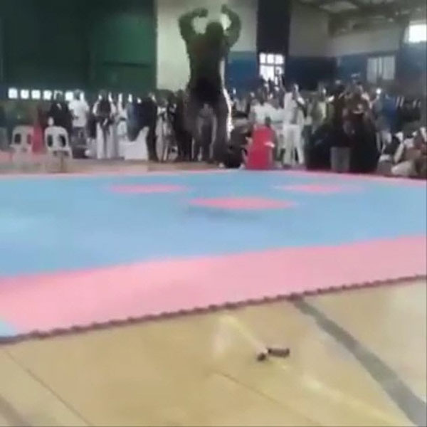 แชมป์นักเพาะกายโชว์ตีลังกากลับหลัง แต่พลาดกระแทกพื้นคอหัก