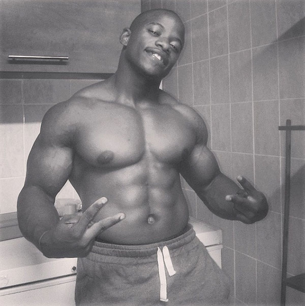 แชมป์นักเพาะกายโชว์ตีลังกากลับหลัง แต่พลาดกระแทกพื้นคอหัก