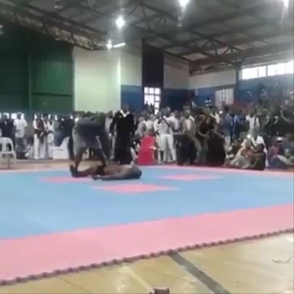 แชมป์นักเพาะกายโชว์ตีลังกากลับหลัง แต่พลาดกระแทกพื้นคอหัก