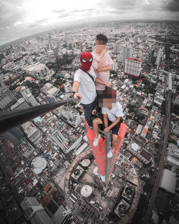 ตึกใบหยก เล็งแจ้งความ 3 โจ๋ฮ่องกง ปีนเซลฟี่บนเสาดาดฟ้า