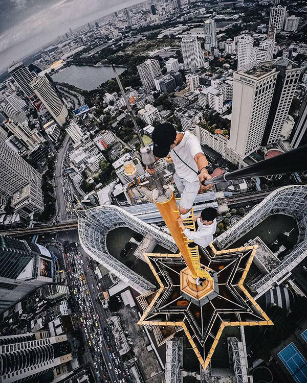 ตึกใบหยก เล็งแจ้งความ 3 โจ๋ฮ่องกง ปีนเซลฟี่บนเสาดาดฟ้า