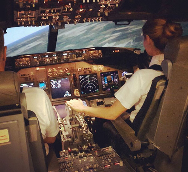 เปิดชีวิตนักบินสาวสุดเจ๋ง ได้ทำตามฝันตั้งแต่อายุเพียง 25 ปี